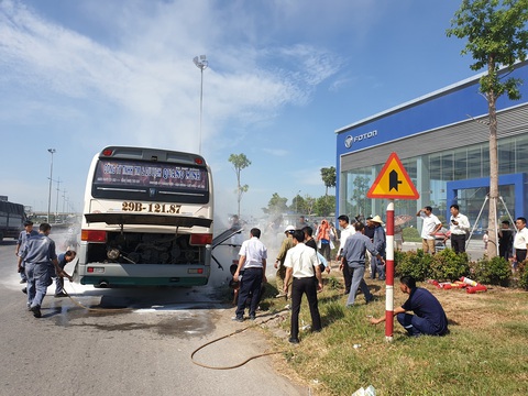 Xe chở khách du lịch bốc cháy, 40 người may mắn được cứu - Ảnh 3. Xe chở khách du lịch bốc cháy, 40 người may mắn được cứu - Ảnh 3.