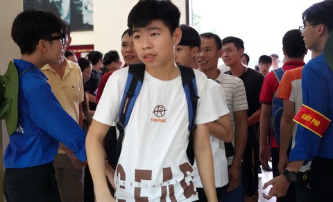 Thi vào các trường THPT chuyên ĐHQG Hà Nội: tỉ lệ chọi ngữ văn 1/16,6, gấp đôi toán - Ảnh 1. Thi vào các trường THPT chuyên ĐHQG Hà Nội: tỉ lệ chọi ngữ văn 1/16,6, gấp đôi toán - Ảnh 1.
