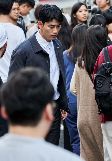 Ok Taecyeon - người thấy cái chết trong Trở về hư không - Ảnh 6. Ok Taecyeon - người thấy cái chết trong Trở về hư không - Ảnh 6.