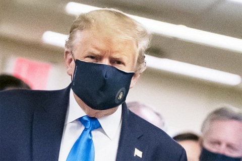 Vì sao ông Trump cuối cùng cũng chịu đeo khẩu trang? - Ảnh 1. Vì sao ông Trump cuối cùng cũng chịu đeo khẩu trang? - Ảnh 1.