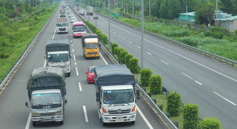 Tuyến cao tốc duy nhất về miền Tây biến thành đường… thấp tốc - Ảnh 7. Tuyến cao tốc duy nhất về miền Tây biến thành đường… thấp tốc - Ảnh 7.