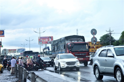 Tuyến cao tốc duy nhất về miền Tây biến thành đường… thấp tốc - Ảnh 8. Tuyến cao tốc duy nhất về miền Tây biến thành đường… thấp tốc - Ảnh 8.