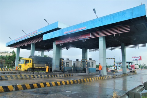 Tuyến cao tốc duy nhất về miền Tây biến thành đường… thấp tốc - Ảnh 9. Tuyến cao tốc duy nhất về miền Tây biến thành đường… thấp tốc - Ảnh 9.