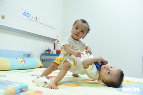 Sáng nay 15-7, hơn 100 y bác sĩ mổ tách ca song sinh dính liền phức tạp nhất Việt Nam - Ảnh 2. Sáng nay 15-7, hơn 100 y bác sĩ mổ tách ca song sinh dính liền phức tạp nhất Việt Nam - Ảnh 2.