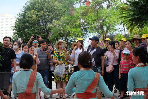 Du lịch Nha Trang giảm giá sâu, khách đông trở lại - Ảnh 6. Du lịch Nha Trang giảm giá sâu, khách đông trở lại - Ảnh 6.