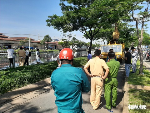 Xe ben lao xuống kênh Tàu Hủ sau tiếng la hét của tài xế - Ảnh 3. Xe ben lao xuống kênh Tàu Hủ sau tiếng la hét của tài xế - Ảnh 3.
