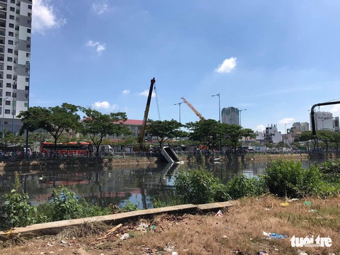 Xe ben lao xuống kênh Tàu Hủ sau tiếng la hét của tài xế - Ảnh 1. Xe ben lao xuống kênh Tàu Hủ sau tiếng la hét của tài xế - Ảnh 1.