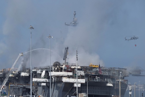 Hai ngày vẫn chưa dập xong đám cháy tàu tấn công đổ bộ USS Bonhomme Richard - Ảnh 2. Hai ngày vẫn chưa dập xong đám cháy tàu tấn công đổ bộ USS Bonhomme Richard - Ảnh 2.