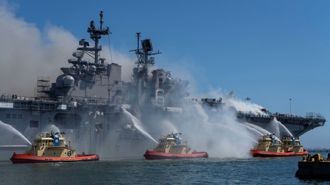 Hai ngày vẫn chưa dập xong đám cháy tàu tấn công đổ bộ USS Bonhomme Richard - Ảnh 3. Hai ngày vẫn chưa dập xong đám cháy tàu tấn công đổ bộ USS Bonhomme Richard - Ảnh 3.