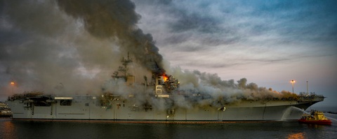 Hai ngày vẫn chưa dập xong đám cháy tàu tấn công đổ bộ USS Bonhomme Richard - Ảnh 4. Hai ngày vẫn chưa dập xong đám cháy tàu tấn công đổ bộ USS Bonhomme Richard - Ảnh 4.