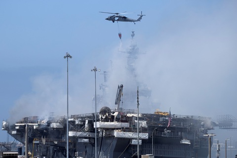 Hai ngày vẫn chưa dập xong đám cháy tàu tấn công đổ bộ USS Bonhomme Richard - Ảnh 1. Hai ngày vẫn chưa dập xong đám cháy tàu tấn công đổ bộ USS Bonhomme Richard - Ảnh 1.