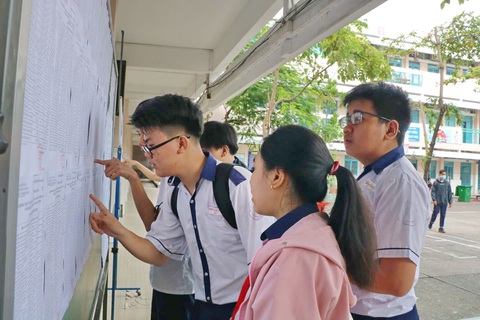 Sáng nay 15-7, hơn 82.000 học sinh làm thủ tục thi lớp 10 tại TP.HCM - Ảnh 4. Sáng nay 15-7, hơn 82.000 học sinh làm thủ tục thi lớp 10 tại TP.HCM - Ảnh 4.