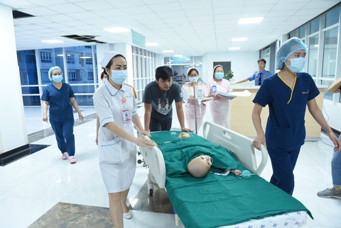 Gần 100 y bác sĩ bắt đầu ca đại phẫu 12 tiếng tách rời cặp song sinh phức tạp nhất Việt Nam - Ảnh 4. Gần 100 y bác sĩ bắt đầu ca đại phẫu 12 tiếng tách rời cặp song sinh phức tạp nhất Việt Nam - Ảnh 4.