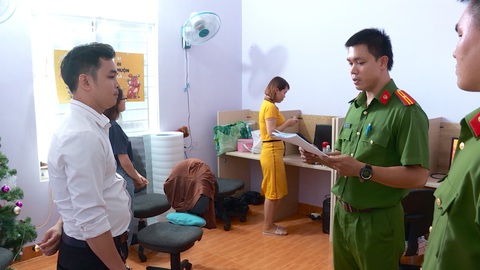 Triệt phá nhóm lừa trúng thưởng qua mạng viễn thông tại Nha Trang - Ảnh 2. Triệt phá nhóm lừa trúng thưởng qua mạng viễn thông tại Nha Trang - Ảnh 2.