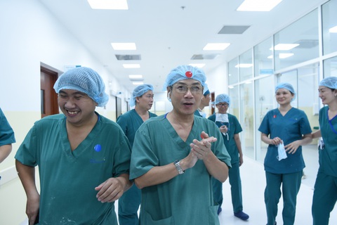 Thủ tướng Nguyễn Xuân Phúc gọi điện chúc mừng êkip phẫu thuật tách rời cặp song sinh - Ảnh 1. Thủ tướng Nguyễn Xuân Phúc gọi điện chúc mừng êkip phẫu thuật tách rời cặp song sinh - Ảnh 1.