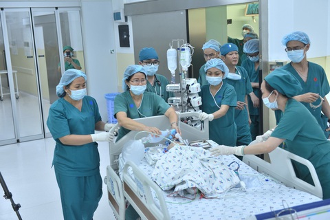 Thủ tướng Nguyễn Xuân Phúc gọi điện chúc mừng êkip phẫu thuật tách rời cặp song sinh - Ảnh 2. Thủ tướng Nguyễn Xuân Phúc gọi điện chúc mừng êkip phẫu thuật tách rời cặp song sinh - Ảnh 2.