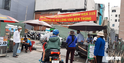 Sau phản ánh của Tuổi Trẻ, xử phạt nhiều bãi giữ xe tự phát xung quanh bệnh viện - Ảnh 1. Sau phản ánh của Tuổi Trẻ, xử phạt nhiều bãi giữ xe tự phát xung quanh bệnh viện - Ảnh 1.