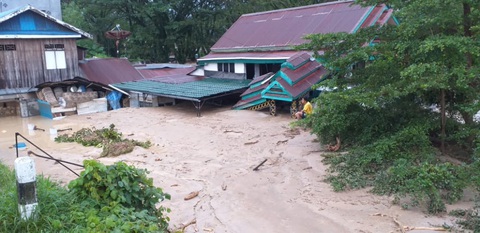 Hơn 2.650 người bị cô lập trong nước và bùn do lũ lụt ở Indonesia - Ảnh 1. Hơn 2.650 người bị cô lập trong nước và bùn do lũ lụt ở Indonesia - Ảnh 1.