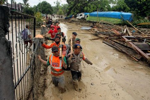 Hơn 2.650 người bị cô lập trong nước và bùn do lũ lụt ở Indonesia - Ảnh 4. Hơn 2.650 người bị cô lập trong nước và bùn do lũ lụt ở Indonesia - Ảnh 4.