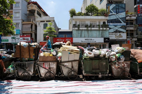 Rác nội thành Hà Nội ùn ứ vì dân chặn xe vào bãi rác Nam Sơn - Ảnh 1. Rác nội thành Hà Nội ùn ứ vì dân chặn xe vào bãi rác Nam Sơn - Ảnh 1.