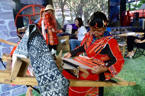 Đi săn tour hè giảm giá, còn được mời ăn bánh, uống nước trái cây - Ảnh 2. Đi săn tour hè giảm giá, còn được mời ăn bánh, uống nước trái cây - Ảnh 2.
