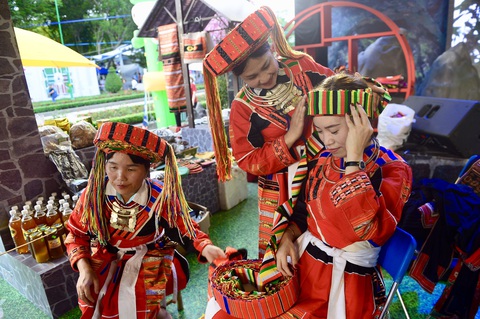 Đi săn tour hè giảm giá, còn được mời ăn bánh, uống nước trái cây - Ảnh 5. Đi săn tour hè giảm giá, còn được mời ăn bánh, uống nước trái cây - Ảnh 5.
