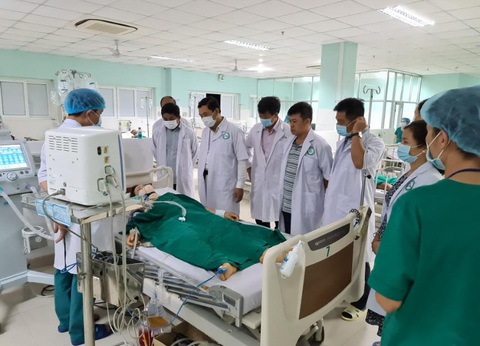 Bác sĩ Chợ Rẫy lên Kon Tum trong đêm mổ cho bệnh nhân vụ xe khách rơi xuống vực - Ảnh 2. Bác sĩ Chợ Rẫy lên Kon Tum trong đêm mổ cho bệnh nhân vụ xe khách rơi xuống vực - Ảnh 2.