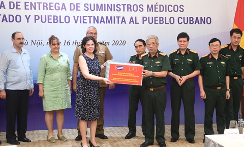 Bộ Quốc phòng Việt Nam trao tặng 3 tấn vật tư y tế cho Cuba - Ảnh 1. Bộ Quốc phòng Việt Nam trao tặng 3 tấn vật tư y tế cho Cuba - Ảnh 1.