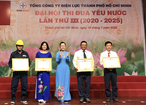 Thủ tướng Chính phủ tặng bằng khen cho ngành điện TP.HCM - Ảnh 1. Thủ tướng Chính phủ tặng bằng khen cho ngành điện TP.HCM - Ảnh 1.