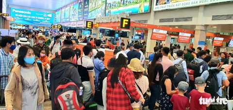 Hành khách phờ phạc ở Tân Sơn Nhất chờ đổi chuyến bay - Ảnh 1. Hành khách phờ phạc ở Tân Sơn Nhất chờ đổi chuyến bay - Ảnh 1.