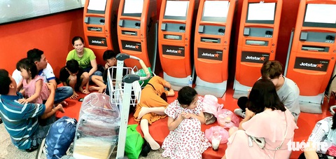 Hành khách phờ phạc ở Tân Sơn Nhất chờ đổi chuyến bay - Ảnh 2. Hành khách phờ phạc ở Tân Sơn Nhất chờ đổi chuyến bay - Ảnh 2.