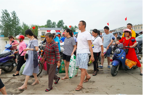Sợ vỡ đập, Trung Quốc kêu gọi thanh niên trai tráng về quê canh đê, chống lũ - Ảnh 2. Sợ vỡ đập, Trung Quốc kêu gọi thanh niên trai tráng về quê canh đê, chống lũ - Ảnh 2.