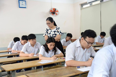 Sáng nay 16-7 thi tuyển sinh lớp 10 TP.HCM: Đề thi dễ hơn? - Ảnh 9. Sáng nay 16-7 thi tuyển sinh lớp 10 TP.HCM: Đề thi dễ hơn? - Ảnh 9.