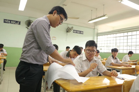Sáng nay 16-7 thi tuyển sinh lớp 10 TP.HCM: Đề thi dễ hơn? - Ảnh 10. Sáng nay 16-7 thi tuyển sinh lớp 10 TP.HCM: Đề thi dễ hơn? - Ảnh 10.