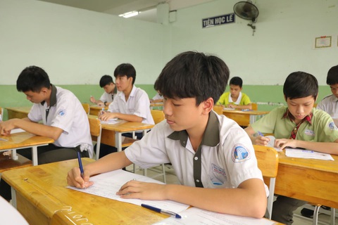 Sáng nay 16-7 thi tuyển sinh lớp 10 TP.HCM: Đề thi dễ hơn? - Ảnh 6. Sáng nay 16-7 thi tuyển sinh lớp 10 TP.HCM: Đề thi dễ hơn? - Ảnh 6.