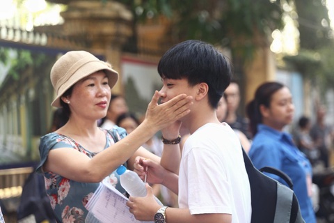 Sáng nay thi lớp 10 ở Hà Nội, TP.HCM: Dù kết quả thế nào thì bố mẹ vẫn yêu con - Ảnh 1. Sáng nay thi lớp 10 ở Hà Nội, TP.HCM: Dù kết quả thế nào thì bố mẹ vẫn yêu con - Ảnh 1.