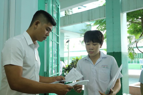 Sáng nay thi lớp 10 ở Hà Nội, TP.HCM: Dù kết quả thế nào thì bố mẹ vẫn yêu con - Ảnh 8. Sáng nay thi lớp 10 ở Hà Nội, TP.HCM: Dù kết quả thế nào thì bố mẹ vẫn yêu con - Ảnh 8.