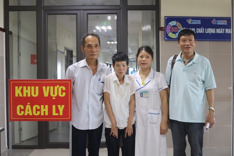Tìm được em gái thất lạc 24 năm tại... khu cách ly COVID-19 - Ảnh 1. Tìm được em gái thất lạc 24 năm tại... khu cách ly COVID-19 - Ảnh 1.