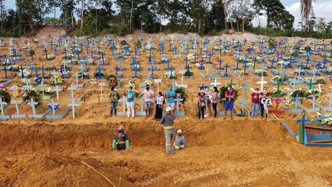 Brazil vượt mốc 2 triệu ca COVID-19, không đủ quan tài chôn người chết - Ảnh 1. Brazil vượt mốc 2 triệu ca COVID-19, không đủ quan tài chôn người chết - Ảnh 1.