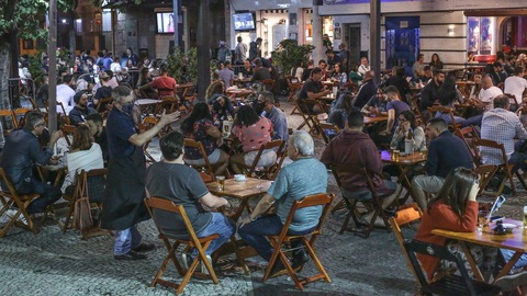 Brazil vượt mốc 2 triệu ca COVID-19, không đủ quan tài chôn người chết - Ảnh 7. Brazil vượt mốc 2 triệu ca COVID-19, không đủ quan tài chôn người chết - Ảnh 7.