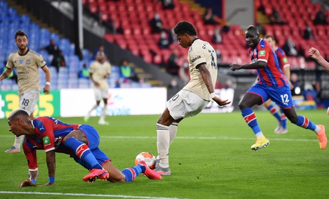 Được VAR cứu, Man Utd tiếp tục nuôi hy vọng vào top 4 - Ảnh 3. Được VAR cứu, Man Utd tiếp tục nuôi hy vọng vào top 4 - Ảnh 3.