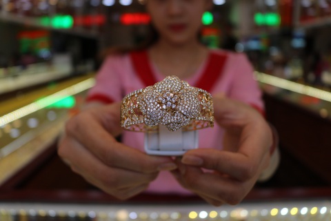 Giá vàng đảo chiều sau khi rơi khỏi ngưỡng 1.800 USD/ounce - Ảnh 1. Giá vàng đảo chiều sau khi rơi khỏi ngưỡng 1.800 USD/ounce - Ảnh 1.