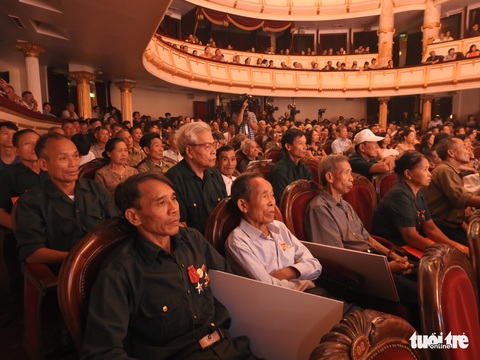 Những áo lính xúc động xem ‘Màu hoa đỏ’ tại Nhà hát Lớn Hà Nội - Ảnh 2. Những áo lính xúc động xem ‘Màu hoa đỏ’ tại Nhà hát Lớn Hà Nội - Ảnh 2.