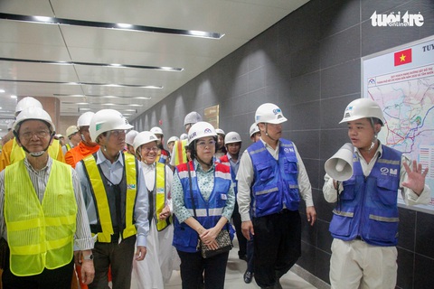 Lãnh đạo Ủy ban MTTQ TP tham quan ga metro TP và tặng quà cho công nhân - Ảnh 3. Lãnh đạo Ủy ban MTTQ TP tham quan ga metro TP và tặng quà cho công nhân - Ảnh 3.