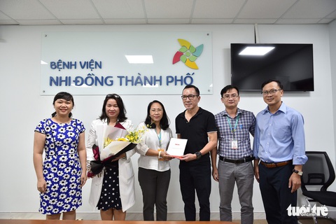 Tuổi Trẻ chúc mừng êkip mổ và gia đình 2 bé song sinh Trúc Nhi - Diệu Nhi - Ảnh 1. Tuổi Trẻ chúc mừng êkip mổ và gia đình 2 bé song sinh Trúc Nhi - Diệu Nhi - Ảnh 1.