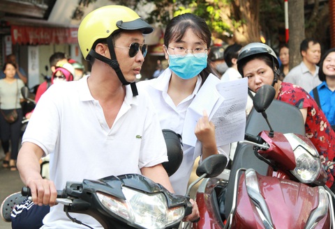 Sáng nay thi lớp 10 ở Hà Nội, TP.HCM: Dù kết quả thế nào thì bố mẹ vẫn yêu con - Ảnh 6. Sáng nay thi lớp 10 ở Hà Nội, TP.HCM: Dù kết quả thế nào thì bố mẹ vẫn yêu con - Ảnh 6.