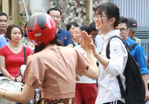 Sáng nay thi lớp 10 ở Hà Nội, TP.HCM: Dù kết quả thế nào thì bố mẹ vẫn yêu con - Ảnh 7. Sáng nay thi lớp 10 ở Hà Nội, TP.HCM: Dù kết quả thế nào thì bố mẹ vẫn yêu con - Ảnh 7.