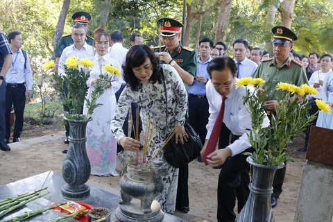 Lãnh đạo TP.HCM dâng hương tại nghĩa trang Hàng Dương - Ảnh 3. Lãnh đạo TP.HCM dâng hương tại nghĩa trang Hàng Dương - Ảnh 3.