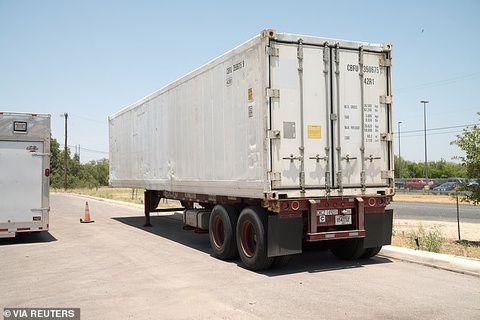 Nhà xác quá tải, Texas, Arizona dùng xe đông lạnh trữ thi thể bệnh nhân COVID-19 - Ảnh 2. Nhà xác quá tải, Texas, Arizona dùng xe đông lạnh trữ thi thể bệnh nhân COVID-19 - Ảnh 2.