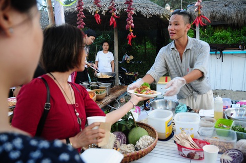 Khách đông nghìn nghịt biển An Bàng trong ngày đầu mở lễ hội biển - Ảnh 3. Khách đông nghìn nghịt biển An Bàng trong ngày đầu mở lễ hội biển - Ảnh 3.